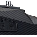 Černý MIDI kontrolér s povrchem imitujícím karbonové vlákno a stříbrnými kovovými knoflíky. Na zadní straně je panel s USB portem, nápisem DC 5V a ja…