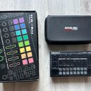 Na fotografii je černý sekvenční synthesizer Roland Groovebox MC-101, černý pevný přepravní kufřík a krabice s produktovou grafikou. Na přístroji i n…