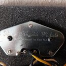 Zadní strana snímače s kovovým krytem stříbrné barvy. Na povrchu je vyryt nápis „Bare Knuckle Pickups“ a pod ním text „Handwound in the UK“. Kovový p…