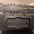 Zadní strana černého přístroje značky Roland. Na zadním panelu jsou vstupy a výstupy s nápisy DC IN, FOOT SW (LOOPER, EFFECTS), LINE OUT (R, L/MONO)…