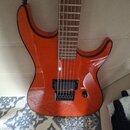 Oranžová elektrická kytara s hnědým hmatníkem. Nástroj má jeden černý humbucker, černý most a jeden ovládací knoflík. Na těle nejsou viditelné žádné…