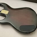 Zadní strana elektrické kytary s tmavým, přechodovým lakem od černé po vínovou. Na spojení krku s tělem je zlatý kovový kryt s nápisem „YAMAHA MADE I…