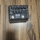 Černý efekt pedál s nápisy MXR, BASS INNOVATIONS a bass d.i.+. Na horní straně jsou čtyři otočné ovladače s popisky DISTORTION, GATE, COLOR a nečitel…
