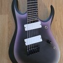 Elektrická kytara s matným povrchem v přechodové barvě od černé po fialovou. Nástroj má dva bílé humbuckery, jeden ovládací knoflík a dva přepínače.…