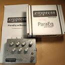 Kytarový efekt v kovovém šedém provedení s nápisy empress effects ParaEq w/Boost a Made in Canada. Zařízení má několik ovládacích potenciometrů s pop…