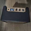 Kompaktní kytarový kombozesilovač s černým texturovaným povrchem a dřevěným horním panelem. Na panelu je nápis SONICAKE AMPCUBE a ovládací prvky s po…