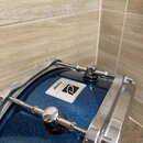 Detailní pohled na modrý glitrový buben s chromovaným obručem a šroubnicemi. Na korpusu je nalepený bílý štítek s nápisy SONOR, BEGINNER SERIES a tex…