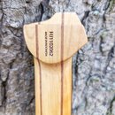 Detail zadní části hlavy kytary vyrobené ze světlého dřeva s tmavšími svislými pruhy. Na povrchu je vyryto sériové číslo HJ1102062 a nápis MADE IN IN…