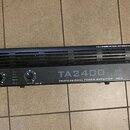 Černý rackový koncový zesilovač s nápisem TA2400 a logem the camp. Na předním panelu je text PROFESSIONAL POWER AMPLIFIER - MK-X a v horní části FULL…