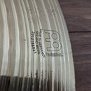Detail kovového nástroje s rýhovaným povrchem. Na povrchu je vyražen nápis MADE IN GERMANY, ROLAND MEINL a sériové číslo 2012106061 spolu s logem MEI…