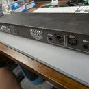 Černý rackový přístroj s kovovým povrchem. Na zadní straně je bílý nápis DOD SR431 s malým logem a textem "DOD Professional Products Sandy, UT U.S.A…