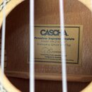 Detail vnitřku těla sopranového ukulele s viditelnou štítkovou nálepkou. Na štítku je uveden nápis CASCHA, Premium Soprano Ukulele, Model HH 2147, 21…