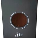 Černý, hranatý cajón s kruhovým otvorem v přední stěně. Pod otvorem je bílý nápis „ cajon “. Povrch nástroje je hladký a v dobrém stavu.