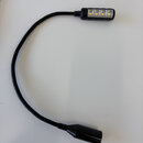 Černá LED lampička na ohebném krku. Světelný modul obsahuje čtyři čtvercové LED diody v černém plastovém těle. Spodní část tvoří černý cylindrický ko…