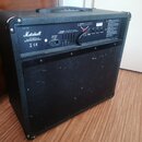 Zadní strana černého kytarového komba s úchytem. Na štítku je uveden nápis MODEL: AV15R a logo Marshall, dále text Marshall Amplification plc, Bletch…
