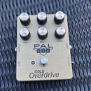 Zlatý kytarový pedál s nápisem PAL 800 a GOLD Overdrive. Na horní straně se nachází šest otočných knoflíků s popisky VOLUME, PRESENCE, GAIN, BASS, MI…