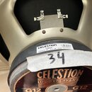 Zadní strana reproduktoru s kovovým rámem v béžové barvě. Na magnetu je bílá nálepka s nápisy CELESTION, T3903A, VINTAGE 30, 8 Ω, 50, 01KV MADE IN CH…