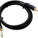 Černý instrumentální kabel s pozlacenými konektory. Na černém povrchu kabelu je v bílé barvě dvakrát uveden nápis BOSS. Konektory mají černý vrchní p…