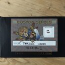Fotka zachicuje zadní stranu černého efektpedálu s barevným štítkem. Na štítku je nápis CUSTOM SERIES, ilustrace postavy s křídly a text CUSTOM COLOR…