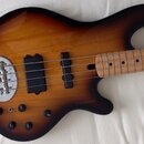 Elektrická basová kytara s dřevem v barvě sunburst. Na chromovaném mostku je vyryt nápis "Rickenbacker". Nástroj má dva snímače, čtyři ovládací knofl…