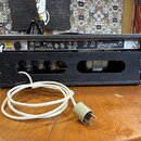 Zadní strana kytarového komba v černém provedení. Na horním kovovém panelu jsou nápisy „FUSE“, „ON“, „STANDBY“, „SPEAKER“, „EXT. SPKR“ a „LINE / MONI…