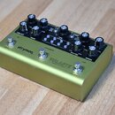 Zlatý efekt pedál s černým ovládacím panelem. Na panelu je bílý nápis „strymon“ a v dolní části nápisy „VOLANTE“ a „Magnetic Echo Machine“. Jsou zde…