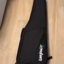 Černý softcase na hudební nástroj v kytarovém tvaru. Na spodní části je bílý nápis Litejam s barevným trojúhelníkem nad písmeny. Povrch je v dobrém s…