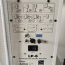 Zadní panel bílého studiového monitoru s nápisy LP-6 a Professional Studio Monitor. V horní části jsou schéma umístění reproduktorů a nastavitelné př…