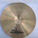 Kruhové činely z mosazného kovu s viditelným koncentrickým broušením povrchu. Na levé straně je černý nápis Zildjian. Povrch vykazuje drobné škrábanc…