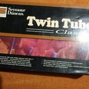 Fotografie zachycuje zadní stranu obalu od produktu s nápisem Twin Tube Classic. V levém dolním rohu je logo Seymour Duncan. Text na obalu obsahuje t…