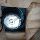 Fotografie zachycuje zadní část reproduktoru umístěného v otvoru s izolačním materiálem. Na kovovém magnetu je vyražen nápis TESLA a ARV 181 4Ω 5W. P…