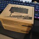 Dvě hnědé kartonové krabice s nápisy. Na horní straně je uveden název VALETON a model RUSHEAD MAX s přívlastkem Your Pocket AMP! a označením Headphon…