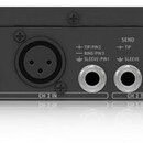 Zadní strana černého rackového procesoru s nápisy behringer, COMPOSER PRO-XL a MODEL MDX2000. Zařízení obsahuje AC INPUT vstup, několik XLR konektorů…