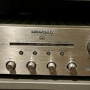 Stříbrný integrovaný zesilovač s kovovým povrchem. Na předním panelu je nápis marantz a pod ním INTEGRATED AMPLIFIER PM8005. Zařízení má dva velké ov…