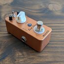 Hnědý kytarový efekt s kovovým šasi. Na horní straně jsou nápisy Soul Shiver a MOOER, ovládací prvky s popisky VOLUME, SPEED a OUTPUT, bílý otočný kn…