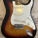 Elektrická kytara s tmelem v provedení sunburst a bílým pickguardem. Nástroj má tři snímače typu single-coil, jeden volič tónu a dva potenciometry s…