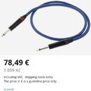 Modrý audio kabel s dvěma 6,3mm jack konektory. Konektory mají černé gumové krytky, přičemž jeden z nich je doplněn červeným značovacím kroužkem. V t…