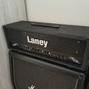 Černý kytarový kombo zesilovač značky Laney s kovovou mřížkou. Na předním panelu je bílý nápis Laney a označení modelu L22D. Ovládací panel obsahuje…