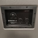 Zadávací panel černého reproduktoru s šedým potahem. Panel obsahuje otočný ovladač s nápisem HIGH RANGE, dva konektory označené IN a OUT a nálepku s…