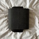 Na fotografii je černý, texturovaný obal nebo pouzdro s hranatým tvarem. Povrch je vyroben z materiálu připomínajícího kůži nebo syntetickou texturu.…