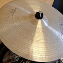 Kovový činel s viditelným koncentrickým broušením povrchu. Na povrchu jsou nápisy „Traditional MEDIUM 15" / 38 cm CRASH“ a logo „Istanbul Handmade cy…