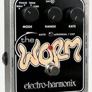 Efektový pedál v stříbrném kovovém šasi s černým čelním panelem. Na panelu je nápis „the worm“ a značka „electro-harmonix“. Obsahuje tři černé ovláda…