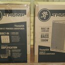 Dvě kartonové krabice s aktivními reproduktory. Na obou je výrazný nápis THUMP a logo s postavou v pohybu. Je zde uveden model Thump12A a specifikace…