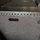 Černý rackový procesor s modrým předním panelem. Na levé straně je červené logo dbx a nápis PROFESSIONAL PROCESSOR. Zařízení obsahuje dva kanály s ov…