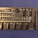 Černý kytarový efektový procesor s nápisem BOSS GT-8 GUITAR EFFECTS PROCESSORS. Zařízení má ovládací knoflíky, displej a pět spodních spínacích pedál…