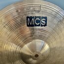 Zlatý činel s koncentrickým žebrováním. Na povrchu je černý nápis MCS a pod ním text 14" Medium Hihat, Top. V horní části je logo Meinl a nápis MADE…
