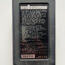 Fotografie zachycuje zadní stranu efekt pedálu v kovovém šedém provedení. Na černé štítku je uveden nápis AC ADAPTOR ENTREE ADAPTATEUR a instrukce v…