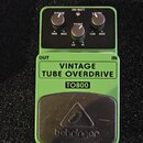 Zelený kytarový efekt s nápisy VINTAGE TUBE OVERDRIVE a TO800. Na horní části jsou tři černé otočné ovířky s popisky DRIVE (MIN MAX), TONE (LO HI) a…