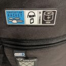 Detail černého textilního pouzdra s několika nálepkami a štítky. Horní nálepka obsahuje modrý obdélník s nápisem PROTECTION RACKET, bílé pole s ikono…