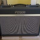 Kytarový kombo zesilovač značky Fender v tmavě šedém provedení s černou madlou. Na přední straně je stříbrný štítek s nápisy FENDER a BASSBREAKER™. P…